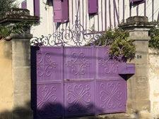 PLAISANCE (32) centre, élegante MAISON DE MAITRE XVIIIs, sans travaux, 190m2 sur 800m2 de jardin clos et paysagé, belle dépendance, chauffage central , 4chambres dont 1 au rez-de-chaussée, salon 44m2