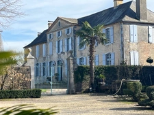 Elegant 18th-century château, requiring no work, on 1 hectare enclosed by walls, landscaped garden, chapel, orangery, outbuildings, ideal for family or events, near Pau, Lourdes, Marciac, Tarbes...