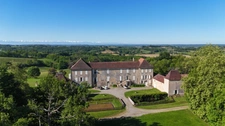 MARCIAC (32): Beautiful castle overlooking 8 hectares, ideal for public reception, events, senior residence, community, shared housing