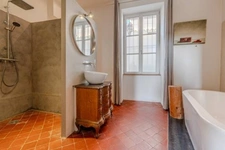 UZES(30): élégante MAISON BOURGEOISE, au cœur de UZES, au calme, jardin, piscine, intimité préservée
