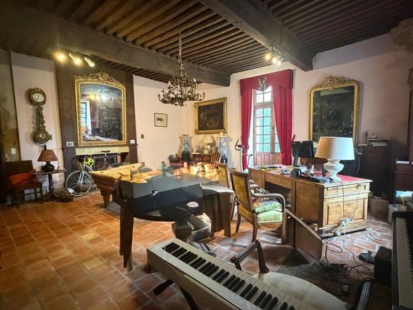 MARCIAC(32): ancienne SEIGNEURIE avec BEAU CHATEAU XIV sur 3,5ha, cachée, au bout du chemin, sans voisin, en campagne, 500m2 habitables, piscine chauffée, découvrez les riches heures des seigneurs 