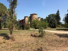 MARCIAC (32): Former seigniory, beautiful 14th-century castle on +3hectares, hidden at the end of the road, no neighbors, in the countryside, 500m2 of living space, heated swimming pool, discover the 