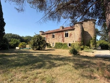 MARCIAC (32): Former seigniory, beautiful 14th-century castle on +3hectares, hidden at the end of the road, no neighbors, in the countryside, 500m2 of living space, heated swimming pool, discover the 