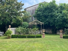Marciac (32) VERY ELEGANT MANOR HOUSE, requiring no work, with an artist's house or gîte, walled centuries-old park
