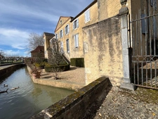 Elegant 18th-century château, requiring no work, on 1 hectare enclosed by walls, landscaped garden, chapel, orangery, outbuildings, ideal for family or events, near Pau, Lourdes, Marciac, Tarbes...