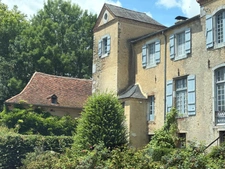 Elegant 18th-century château, requiring no work, on 1 hectare enclosed by walls, landscaped garden, chapel, orangery, outbuildings, ideal for family or events, near Pau, Lourdes, Marciac, Tarbes...