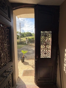 Near Plaisance (32) and Maubourguet (65): In a peaceful setting, a beautiful 180m² rural property on 1.5 hectares of wooded land, requiring no work, with no overlooking neighbors... A truly special pl