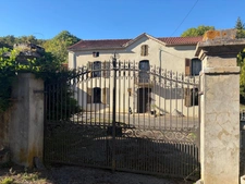 Near Plaisance (32) and Maubourguet (65): In a peaceful setting, a beautiful 180m² rural property on 1.5 hectares of wooded land, requiring no work, with no overlooking neighbors... A truly special pl