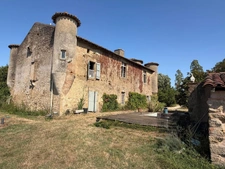 MARCIAC (32): Former seigniory, beautiful 14th-century castle on +3hectares, hidden at the end of the road, no neighbors, in the countryside, 500m2 of living space, heated swimming pool, discover the 