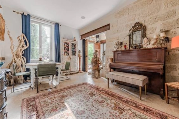 UZES(30): élégante MAISON BOURGEOISE, au cœur de UZES, au calme, jardin, piscine, intimité préservée