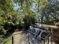 MARCIAC(32) proche: AUTHENTIQUE MOULIN SEIGNEURIAL d'EXCEPTION  des XIV-XVIIIs, caché, avec son bief baignable, 1.5 HECTARE, élégante rénovation, meublé, tennis, RARE