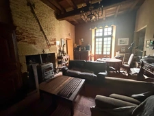 MARCIAC (32): Former seigniory, beautiful 14th-century castle on +3hectares, hidden at the end of the road, no neighbors, in the countryside, 500m2 of living space, heated swimming pool, discover the 