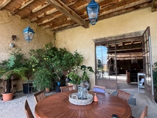 Elegant 18th-century château, requiring no work, on 1 hectare enclosed by walls, landscaped garden, chapel, orangery, outbuildings, ideal for family or events, near Pau, Lourdes, Marciac, Tarbes...
