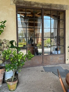 Elegant 18th-century château, requiring no work, on 1 hectare enclosed by walls, landscaped garden, chapel, orangery, outbuildings, ideal for family or events, near Pau, Lourdes, Marciac, Tarbes...