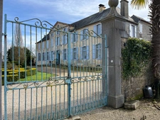 Elegant 18th-century château, requiring no work, on 1 hectare enclosed by walls, landscaped garden, chapel, orangery, outbuildings, ideal for family or events, near Pau, Lourdes, Marciac, Tarbes...
