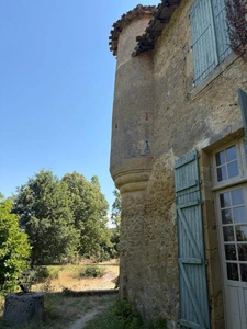 MARCIAC (32): Former seigniory, beautiful 14th-century castle on +3hectares, hidden at the end of the road, no neighbors, in the countryside, 500m2 of living space, heated swimming pool, discover the 