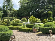 Elegant 18th-century château, requiring no work, on 1 hectare enclosed by walls, landscaped garden, chapel, orangery, outbuildings, ideal for family or events, near Pau, Lourdes, Marciac, Tarbes...
