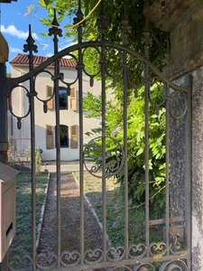 Near Plaisance (32) and Maubourguet (65): In a peaceful setting, a beautiful 180m² rural property on 1.5 hectares of wooded land, requiring no work, with no overlooking neighbors... A truly special pl