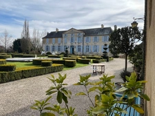 Elegant 18th-century château, requiring no work, on 1 hectare enclosed by walls, landscaped garden, chapel, orangery, outbuildings, ideal for family or events, near Pau, Lourdes, Marciac, Tarbes...