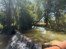 MARCIAC(32) proche: AUTHENTIQUE MOULIN SEIGNEURIAL d'EXCEPTION  des XIV-XVIIIs, caché, avec son bief baignable, 1.5 HECTARE, élégante rénovation, meublé, tennis, RARE