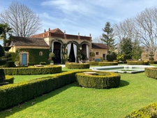 Elegant 18th-century château, requiring no work, on 1 hectare enclosed by walls, landscaped garden, chapel, orangery, outbuildings, ideal for family or events, near Pau, Lourdes, Marciac, Tarbes...