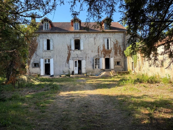 PLAISANCE du GERS proche(32): ANCIENNE PROPRIETE BOURGEOISE avec dépendances, bois, petit etang, 2 hectares,CALME, sans vis à vis,