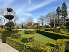 Elegant 18th-century château, requiring no work, on 1 hectare enclosed by walls, landscaped garden, chapel, orangery, outbuildings, ideal for family or events, near Pau, Lourdes, Marciac, Tarbes...