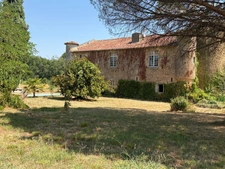MARCIAC (32): Former seigniory, beautiful 14th-century castle on +3hectares, hidden at the end of the road, no neighbors, in the countryside, 500m2 of living space, heated swimming pool, discover the 