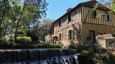 MARCIAC(32) proche: AUTHENTIQUE MOULIN SEIGNEURIAL d'EXCEPTION  des XIV-XVIIIs, caché, avec son bief baignable, 1.5 HECTARE, élégante rénovation, meublé, tennis, RARE