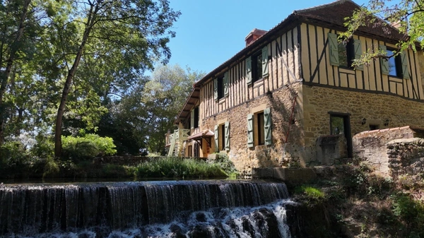 MARCIAC(32) proche: AUTHENTIQUE MOULIN SEIGNEURIAL d'EXCEPTION  des XIV-XVIIIs, caché, avec son bief baignable, 1.5 HECTARE, élégante rénovation, meublé, tennis, RARE