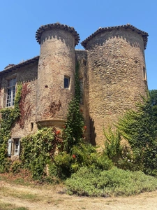 MARCIAC (32): Former seigniory, beautiful 14th-century castle on +3hectares, hidden at the end of the road, no neighbors, in the countryside, 500m2 of living space, heated swimming pool, discover the 