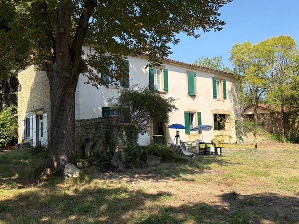PLAISANCE DU GERS(32): MAISON BOURGEOISE avec garages et dependances , dans son jus, 190m2 sur terrain paysagé et pâture de 5.000m2, au calme, 