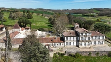 Élégant château du XIXᵉ siècle sur 70 ha, vue panoramique sur les Pyrénées, à 1h30 de Toulouse-Blagnac.