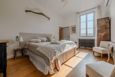 UZES(30): élégante MAISON BOURGEOISE, au cœur de UZES, au calme, jardin, piscine, intimité préservée