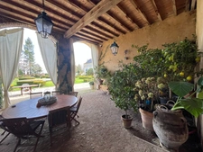 Elegant 18th-century château, requiring no work, on 1 hectare enclosed by walls, landscaped garden, chapel, orangery, outbuildings, ideal for family or events, near Pau, Lourdes, Marciac, Tarbes...