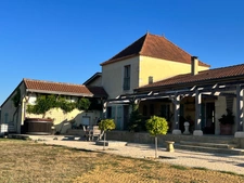 Dpt Gers (32), MARCIAC proche, ELEGANTE PROPRIETE plain-pied 4.5 Hectares piscinables, beaux volumes, belles prestations, hangar 700m2, garage
