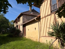 Nogaro(32) 7 km, ANCIENNE METAIRIE GASCONNE 280m2 dont 160m2 habtiables sur 4.5ha, au bout d'un long chemin, CACHEE, SANS VIS A VIS, 5 ha de bois et terres, AU CALME, dépendances, rare