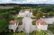 Élégant château du XIXᵉ siècle sur 70 ha, vue panoramique sur les Pyrénées, à 1h30 de Toulouse-Blagnac.