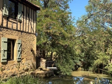 MARCIAC(32) proche: AUTHENTIQUE MOULIN SEIGNEURIAL d'EXCEPTION  des XIV-XVIIIs, caché, avec son bief baignable, 1.5 HECTARE, élégante rénovation, meublé, tennis, RARE