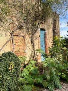 Elegant 18th-century château, requiring no work, on 1 hectare enclosed by walls, landscaped garden, chapel, orangery, outbuildings, ideal for family or events, near Pau, Lourdes, Marciac, Tarbes...
