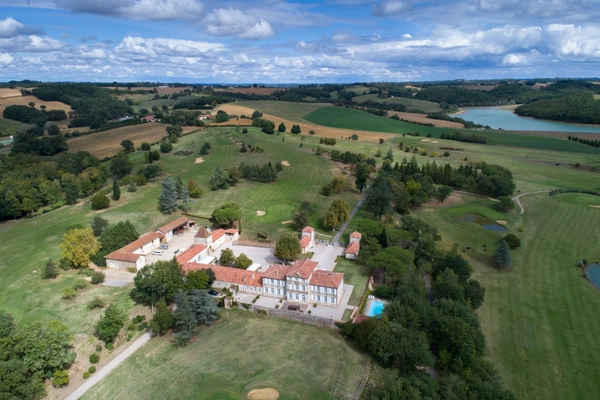 Élégant château du XIXᵉ siècle sur 70 ha, vue panoramique sur les Pyrénées, à 1h30 de Toulouse-Blagnac.