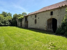 Gers (32), VERY BEAUTIFUL FAMILY CASTLE, 45HA with outbuildings, somewhat hidden, in a dominant position, a beautiful history 