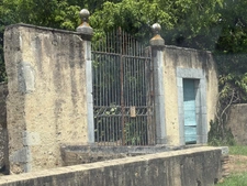 Elegant 18th-century château, requiring no work, on 1 hectare enclosed by walls, landscaped garden, chapel, orangery, outbuildings, ideal for family or events, near Pau, Lourdes, Marciac, Tarbes...