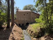 MARCIAC(32) proche: AUTHENTIQUE MOULIN SEIGNEURIAL d'EXCEPTION  des XIV-XVIIIs, caché, avec son bief baignable, 1.5 HECTARE, élégante rénovation, meublé, tennis, RARE