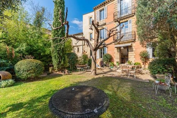 UZES(30): élégante MAISON BOURGEOISE, au cœur de UZES, au calme, jardin, piscine, intimité préservée
