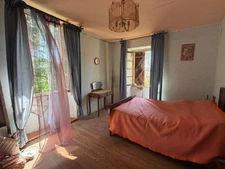 MARCIAC(32): cachée, au bout d'un chemin privé, PROPRIETE sur 2ha, anciens Bains avec sa source encore présente, dépendance, authenticité assurée !