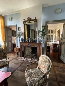 Elegant 18th-century château, requiring no work, on 1 hectare enclosed by walls, landscaped garden, chapel, orangery, outbuildings, ideal for family or events, near Pau, Lourdes, Marciac, Tarbes...