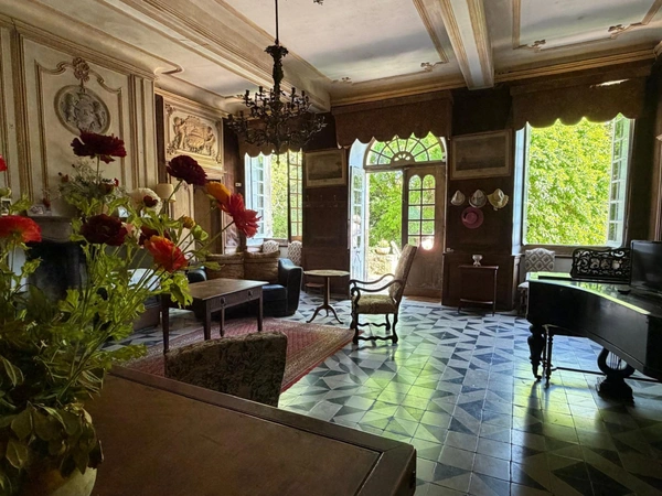 Gers(32), TRES BEAU CHATEAU DE FAMILLE 45HA avec dependances, un peu caché, en position dominante, une belle histoire 