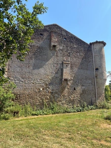 MARCIAC (32): Former seigniory, beautiful 14th-century castle on +3hectares, hidden at the end of the road, no neighbors, in the countryside, 500m2 of living space, heated swimming pool, discover the 