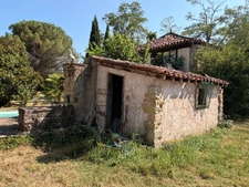 MARCIAC (32): Former seigniory, beautiful 14th-century castle on +3hectares, hidden at the end of the road, no neighbors, in the countryside, 500m2 of living space, heated swimming pool, discover the 